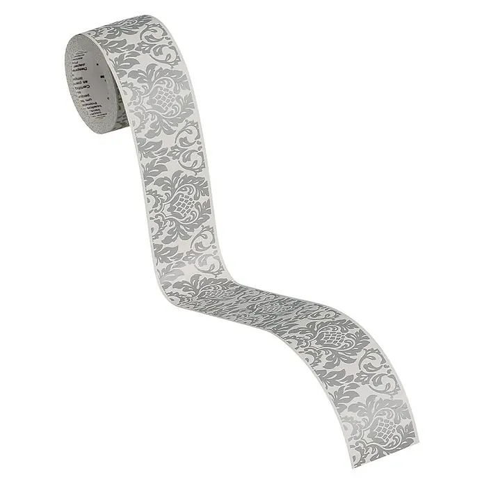 A.S. Création Only Borders 11 Tapetenborte Ornament - Kunststoff, Grau - Dekoratives Papierband mit weißem und grauem Damastmuster, das sich von einer Rolle abwickelt.