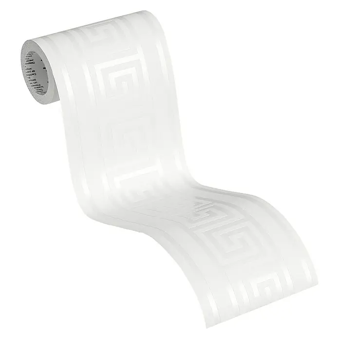 A.S. Création Only Borders 11 Tapetenborte Mäander - Weiß, 5 x 0,13 m, Selbstklebefolie - Eine Rolle weißer Tapete mit einem griechischen Mäandermuster, die sich abrollt und das elegante Design zeigt.