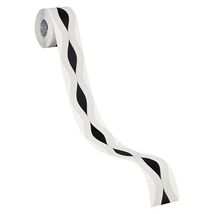 A.S. Création Only Borders 11 Tapetenborte Grafische Wellen - Kunststoff, Schwarz/Weiß - Nahaufnahme von einer Rolle dekoratives Klebeband mit einem geschwungenen Muster in Schwarz und Grau auf weißem Grund.