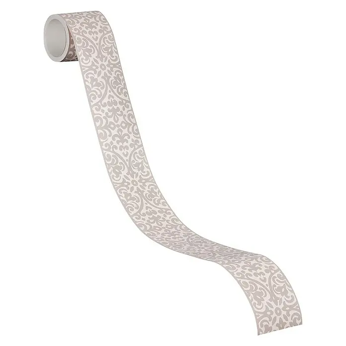 A.S. Création Only Borders 11 Tapetenborte Allover-Ranke - Kunststoff, Grau/Weiß - Nahaufnahme einer Rolle dekoratives Masking Tape mit einem eleganten, grauen Muster auf beigem Hintergrund, ideal für kreative Bastelprojekte und Geschenkverpackungen.
