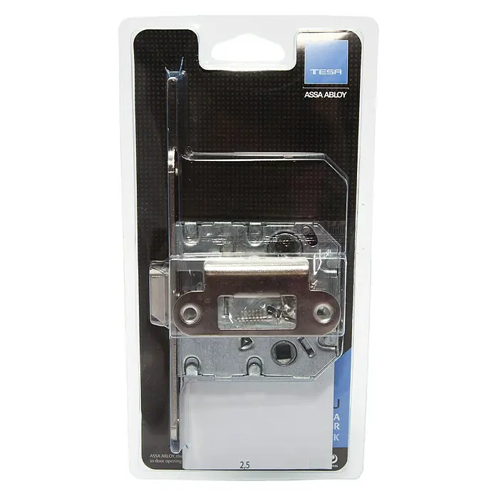 Tesa Assa Abloy Cerradura empotrable para puerta 2004U - Distancia entre orificios: 47 mm, Níquel - Una vista cercana de una cerradura de puerta TESA ASSA ABLOY en un embalaje de plástico transparente con tornillos y fijaciones.