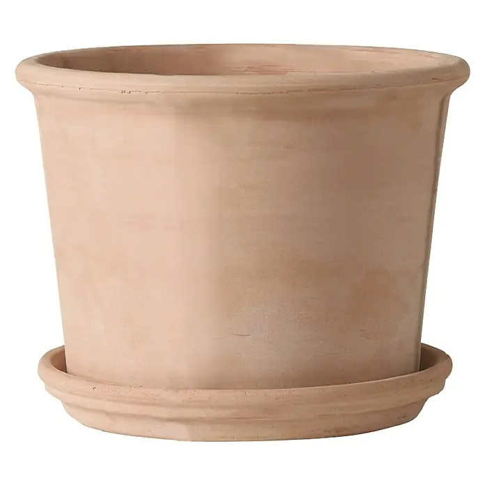 Deroma White Garden Pflanztopf Cylindro Bordato - Naturmaterialien, Terracotta - Nahaufnahme eines Terrakotta-Blumentopfes mit Untersetzer vor einem schwarzen Hintergrund.