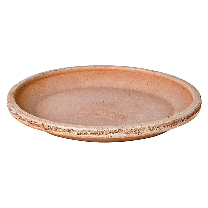 Deroma Blumentopf-Untersetzer Tuscany - Außenmaß (Ø x H): 18 x 2,9 cm, Naturmaterialien, Terracotta - Nahaufnahme einer leeren, runden, terrakottafarbenen Untertasse mit rustikalem Rand auf schwarzem Hintergrund.