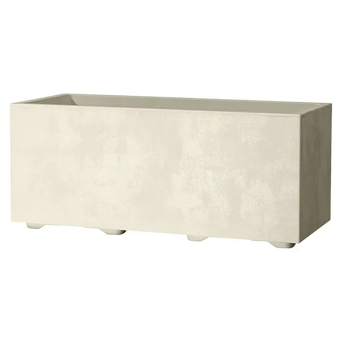 Deroma Millennium Pflanzkasten - Außenmaß (L x B x H): 59 x 25 x 25 cm, Kunststoff, Perlweiß, Mit Bewässerungssystem - Nahaufnahme eines rechteckigen Pflanzgefäßes aus beigem Stein mit kleinen Füßen.