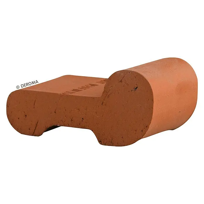 Deroma Pflanzgefäß-Füße - Außenmaß (L x B x H): 8 x 12 x 3,7 cm, Terracotta - Nahaufnahme einer rotbraunen Firstabdeckung aus Ton, verwendet für Dächer, die eine ästhetische und funktionelle Lösung bieten.