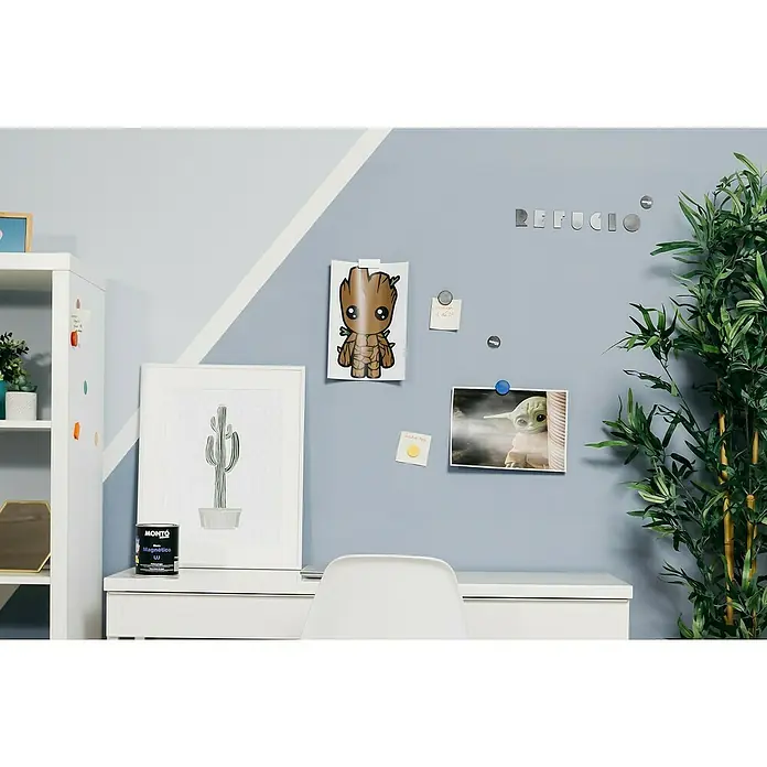 Montó Bricolovers Pintura magnética - Gris, 750 ml - Esta imagen muestra una lata de pintura magnética Montó UJ en un escritorio, arte de cactus enmarcado y decoración de pared.