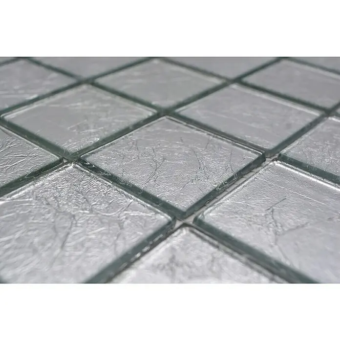 Mosaikfliese Quadrat Crystal Uni CM 4SB2130 x 30 cm, Silber, Glänzend - Nahaufnahme von silbernen Glasmosaikfliesen mit einer kräuseligen Textur, ideal für moderne Innendesigns.