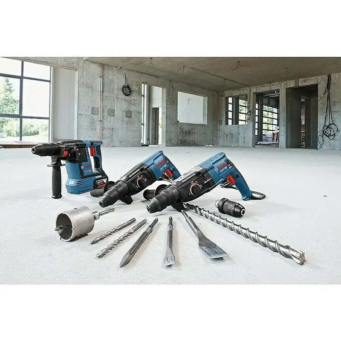Bosch Professional Kombihammer GBH 2-28 F - 880 W, 3,2 J, SDS-Plus-Aufnahme, Ohne Bohrer & Meißel - Eine Nahaufnahme von Boschhammer-Bohrmaschinen und Bohrern in einem Rohbau.