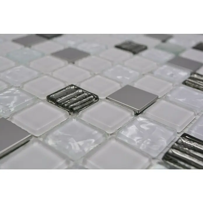 Mosaikfliese Quadrat Crystal Mix CM 424 - 30 x 30 cm, Weiß/Silber, Glänzend - Nahaufnahme von Mosaikfliesen in Weiß, Grau und Schwarz, ideal für stilvolle Wand- und Bodengestaltungen.