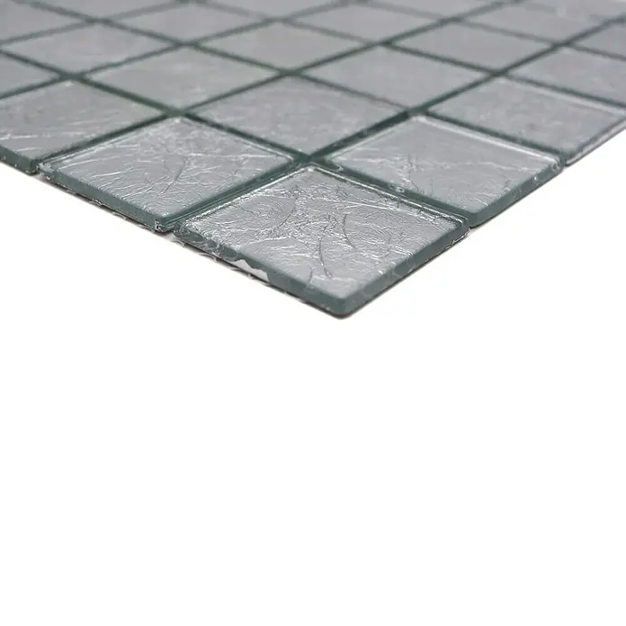 Mosaikfliese Quadrat Crystal Uni CM 4SB21 - 30 x 30 cm, Silber, Glänzend - Nahaufnahme einer grauen Glasmosaikfliese, die eine glatte, reflektierende Oberfläche und ein modernes Aussehen zeigt. Perfekt für stilvolle Wand- und Bodendesigns.