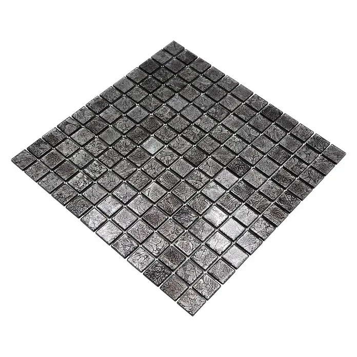 Mosaikfliese Quadrat Crystal Uni CM 4BL12 - 30 x 30 cm, Schwarz, Glänzend - Nahaufnahme der quadratischen silbernen Mosaikfliese auf schwarzem Hintergrund, die elegante Texturen und Lichtreflexionen zeigt.