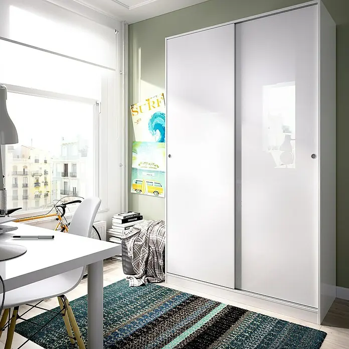 Dekit Armario de puertas correderas Slide Plus - L x An x Al: 50 x 120 x 204 cm, Blanco - Elegante habitación con un armario blanco de puertas correderas, que ofrece mucho espacio de almacenamiento y complementa el diseño moderno.