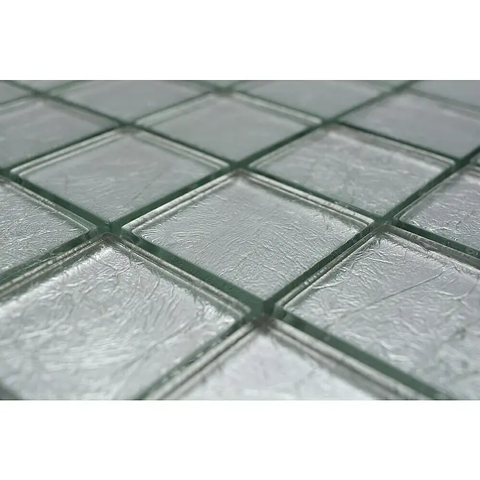 Mosaikfliese Quadrat Crystal Uni XCM 8SB26 - 30 x 30 cm, Silber, Glänzend - Nahaufnahme von quadratischen Glasmosaikfliesen mit einer subtilen Textur, die ein modernes und elegantes Designelement darstellen.