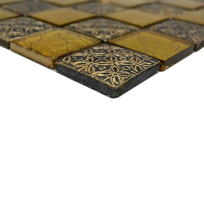 Mosaikfliese Quadrat Crystal Mix XCM 8OP7 - 30 x 30 cm, Gold, Glänzend - Nahaufnahme eines Mosaiks mit goldenen und gemusterten quadratischen Fliesen, ideal für stilvolle Wand- oder Bodenbeläge.