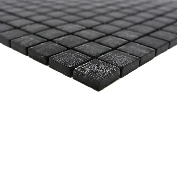 Mosaikfliese Quadrat Crystal Uni XCM 8BL17 - 30 x 30 cm, Schwarz, Glänzend - Nahaufnahme eines Mosaiks aus schwarzen Quadraten mit filigranem Muster, ideal für stilvolle Wand- oder Bodengestaltung.