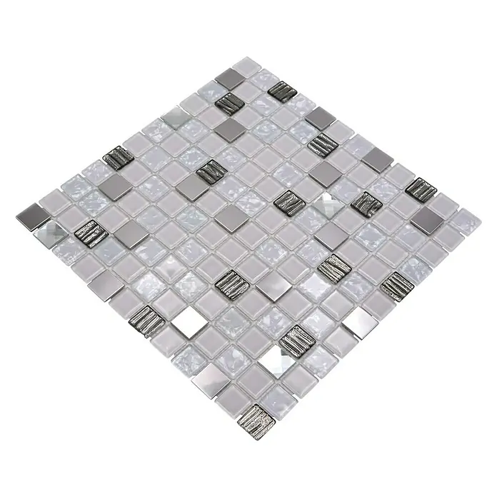 Mosaikfliese Quadrat Crystal Mix CM 424 - 30 x 30 cm, Weiß/Silber, Glänzend - Nahaufnahme eines Musters aus quadratischen Mosaikfliesen in Weiß-, Grau- und Silbertönen mit dekorativen Akzenten.