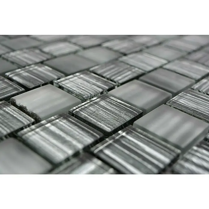 Mosaikfliese Quadrat Crystal Struktur XCM CF81 - 28,6 x 31,8 cm, Schwarz, Glänzend - Nahaufnahme einer grauen Mosaikfliese mit gläserner Oberfläche. Die kleinen Quadrate erzeugen ein modernes und stilvolles Erscheinungsbild.