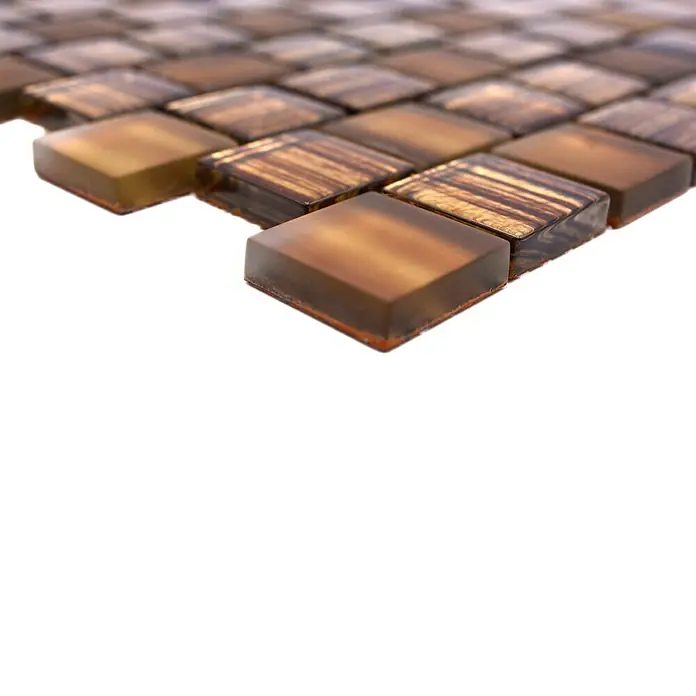 Mosaikfliese Quadrat Crystal Struktur XCM CF85 - 28,6 x 31,8 cm, Braun, Glänzend - Nahaufnahme eines Musters aus braunen Glasmosaikfliesen, die ein elegantes und modernes Design für Innenräume bieten.
