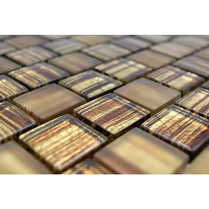 Mosaikfliese Quadrat Crystal Struktur XCM CF85 - 28,6 x 31,8 cm, Braun, Glänzend - Nahaufnahme von dekorativen Mosaikfliesen in warmen Braun- und Goldtönen, die eine elegante und stilvolle Oberfläche zeigen.