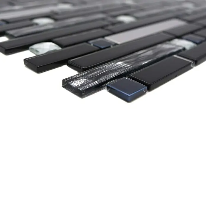 Mosaikfliese Verbund Crystal CM GV478 - 29,8 x 30,4 cm, Schwarz/Silber, Glänzend - Nahaufnahme eines Mosaiks aus Glas in Schwarz-, Grau- und Blautönen, das eine elegante Textur und Reflexion zeigt. Perfekt für moderne Designs.