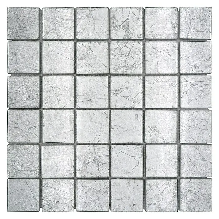 Mosaikfliese Quadrat Crystal Uni XCM 8SB26 - 30 x 30 cm, Silber, Glänzend - Bild einer quadratischen Glasmosaikfliese mit einer marmorierten Textur in Silber und Grau, die sich ideal für stilvolle Wand- und Bodendesigns eignet.