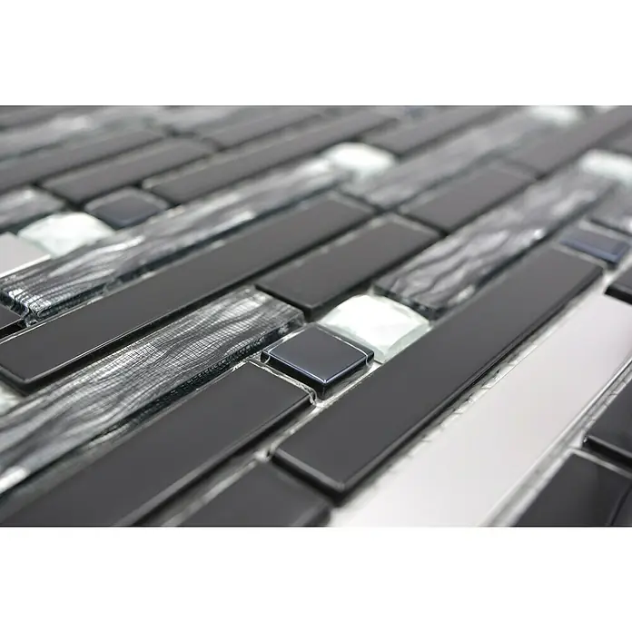 Mosaikfliese Verbund Crystal CM GV478 - 29,8 x 30,4 cm, Schwarz/Silber, Glänzend - Nahaufnahme von stilvollen Mosaikfliesen in Schwarz, Weiß und Silber, die ein modernes und luxuriöses Design präsentieren.