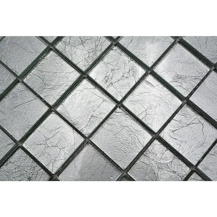 Mosaikfliese Quadrat Crystal Uni XCM 8SB26 - 30 x 30 cm, Silber, Glänzend - Nahaufnahme einer Wand mit silbernen Mosaikfliesen, die ein schimmerndes und reflektierendes Muster erzeugen. Das Material wirkt edel und modern.
