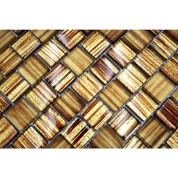 Mosaikfliese Quadrat Crystal Struktur XCM CF85 - 28,6 x 31,8 cm, Braun, Glänzend - Nahaufnahme eines Musters aus goldenen Glasmosaikfliesen, die ein luxuriöses und dekoratives Element für Innenräume bieten.