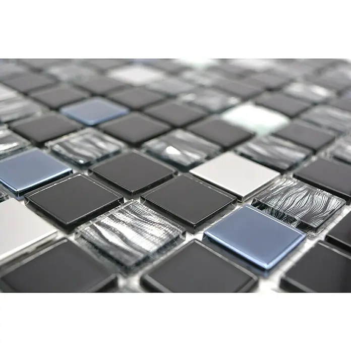 Mosaikfliese Quadrat Crystal Mix CM 426 - 30 x 30 cm, Schwarz/Silber, Glänzend - Nahaufnahme eines Mosaiks mit quadratischen Fliesen in Schwarz, Weiß und Blautönen, ideal für stilvolle Wand- und Bodengestaltungen.