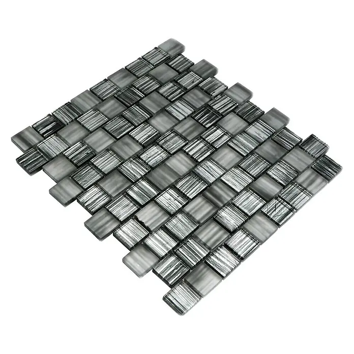 Mosaikfliese Quadrat Crystal Struktur XCM CF81 - 28,6 x 31,8 cm, Schwarz, Glänzend - Nahaufnahme eines quadratischen Mosaikfliesenmusters in Grau- und Schwarztönen, ideal für moderne Wand- und Bodendesigns, das ein stilvolles Ambiente erzeugt.