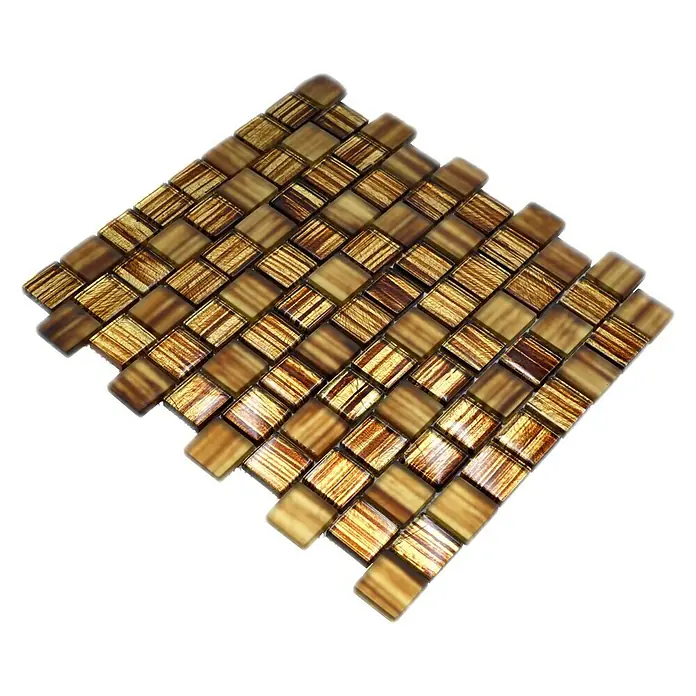 Mosaikfliese Quadrat Crystal Struktur XCM CF85 - 28,6 x 31,8 cm, Braun, Glänzend - Nahaufnahme eines Musters aus quadratischen Mosaikfliesen in Braun- und Goldtönen, das eine elegante und dekorative Oberfläche zeigt.