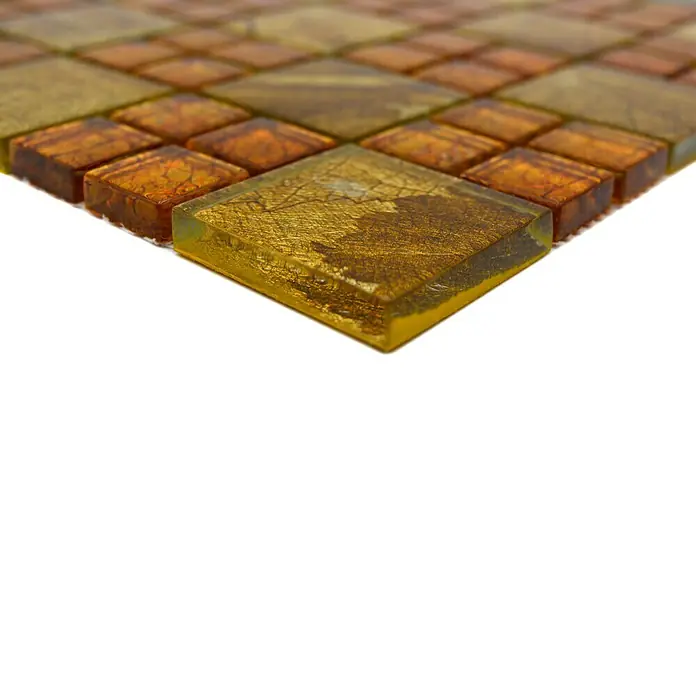 Mosaikfliese Crystal Desert XCM 8DSG - 30 x 30 cm, Gold, Glänzend - Nahaufnahme eines quadratischen Mosaiks mit goldenen und bernsteinfarbenen Farbtönen, ideal für dekorative Oberflächen.