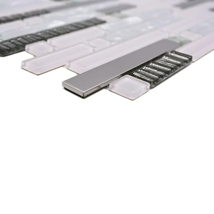 Mosaikfliese Verbund Crystal CM GV498 - 29,8 x 30,4 cm, Weiß/Silber, Glänzend - Nahaufnahme von Mosaikfliesen in Weiß, Grau und Silber, die ein modernes Muster bilden. Perfekt für stilvolle Wandgestaltungen.