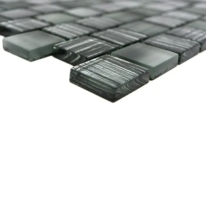 Mosaikfliese Quadrat Crystal Struktur XCM CF81 - 28,6 x 31,8 cm, Schwarz, Glänzend - Nahaufnahme eines Mosaiks aus grauen Glasfliesen mit linearen Mustern, ideal für moderne Raumgestaltungen.\n