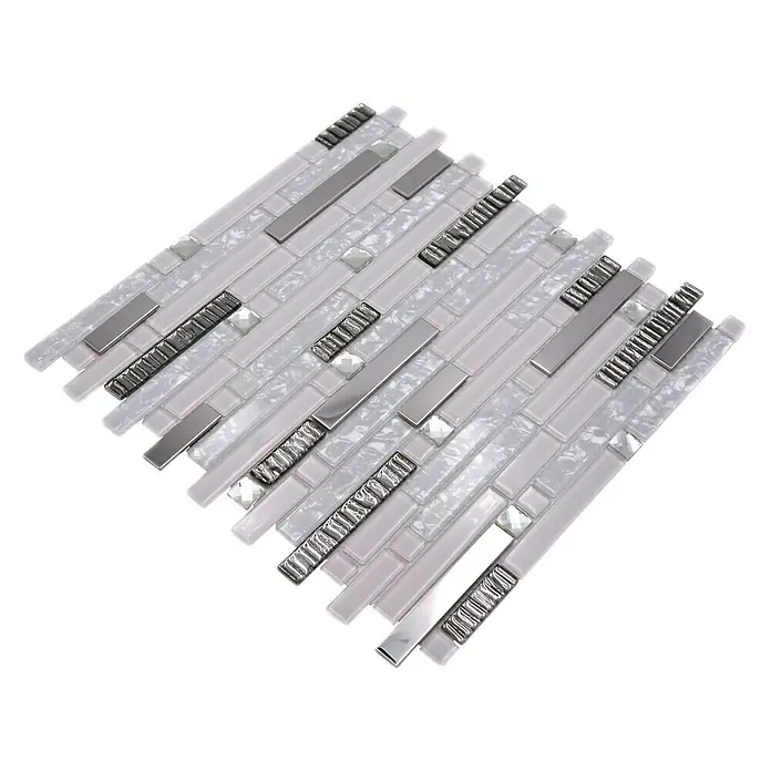 Mosaikfliese Verbund Crystal CM GV498 - 29,8 x 30,4 cm, Weiß/Silber, Glänzend - Nahaufnahme eines Mosaiks mit weißen und silbernen Akzenten, ideal für stilvolle Wandgestaltungen.