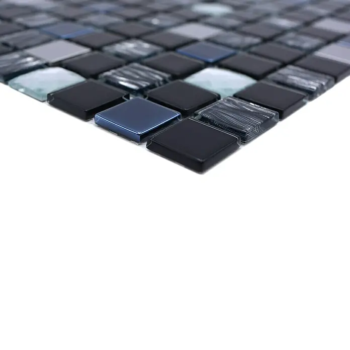 Mosaikfliese Quadrat Crystal Mix CM 426 - 30 x 30 cm, Schwarz/Silber, Glänzend - Nahaufnahme eines Mosaiks aus quadratischen Fliesen in verschiedenen Farben und Texturen. Ideal für Bad, Küche oder als dekoratives Element.