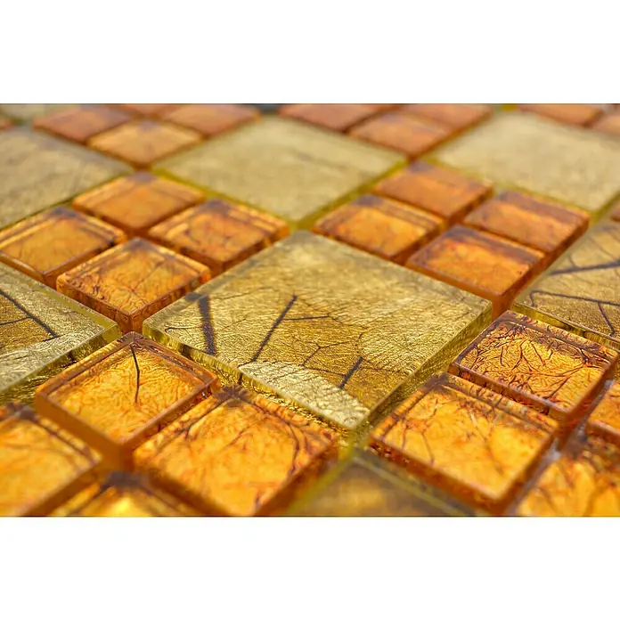 Mosaikfliese Crystal Desert XCM 8DSG - 30 x 30 cm, Gold, Glänzend - Nahaufnahme der glänzenden, quadratischen Mosaikfliesen in Gold und Bronze. Sie verleihen jedem Raum ein elegantes und luxuriöses Flair.