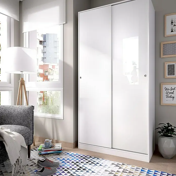 Dekit Armario de puertas correderas Slide Plus - L x An x Al: 50 x 100 x 204 cm, Blanco - Un espacioso armario blanco de puertas correderas con frentes brillantes en una habitación luminosa, que ofrece un gran espacio de almacenamiento.