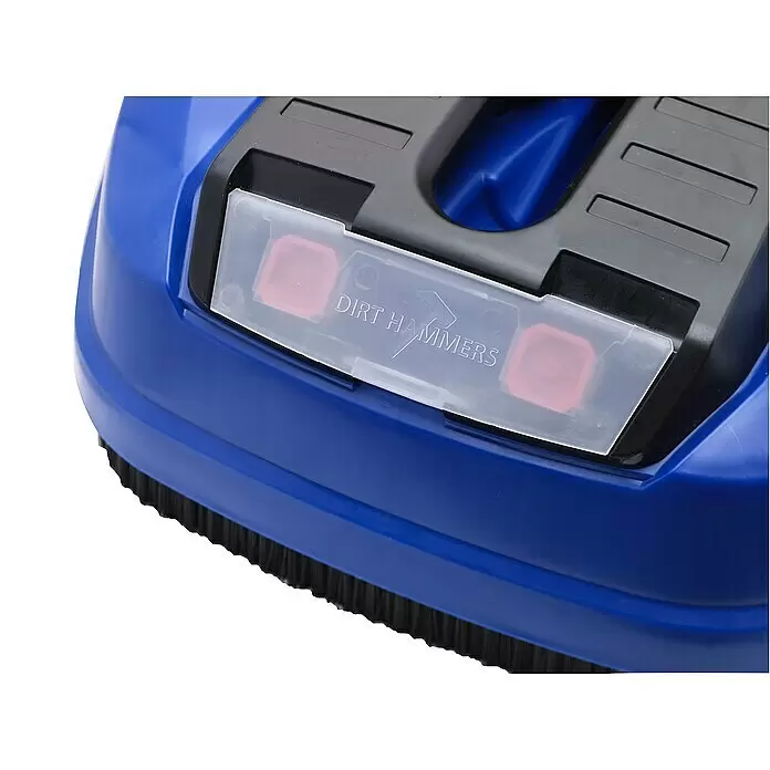 Nilfisk Limpiadora de superficies Power Patio - Específico para: Limpiadoras de alta presión Nilfisk - Primer plano de un cepillo de fregar azul y negro con una cubierta translúcida sobre botones rojos, con el texto "DIRT HAMMERS".