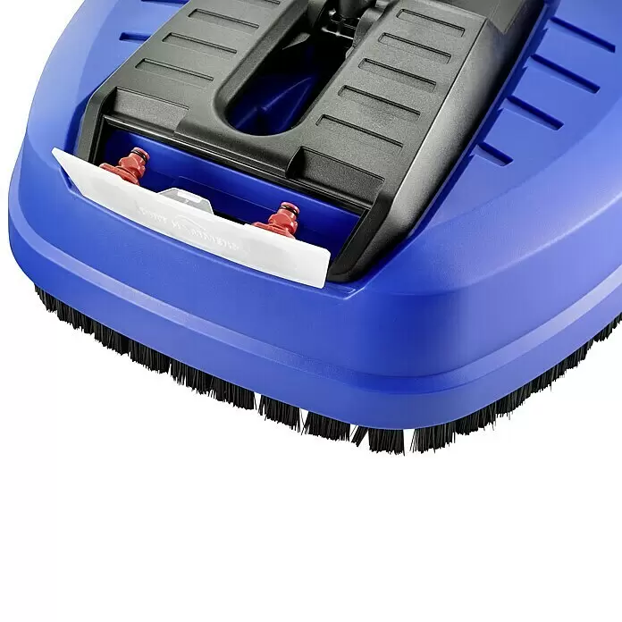 Nilfisk Limpiadora de superficies Power Patio - Específico para: Limpiadoras de alta presión Nilfisk - Primer plano de un limpiador de superficies azul y negro con cerdas rígidas y conectores rápidos rojos para hidrolimpiadora.