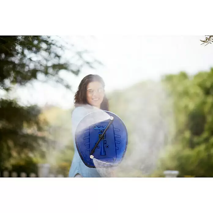 Nilfisk Limpiadora de superficies Power Patio - Específico para: Limpiadoras de alta presión Nilfisk - Accesorio azul para limpiadora a presión pulverizando agua, sostenido por una persona al aire libre.