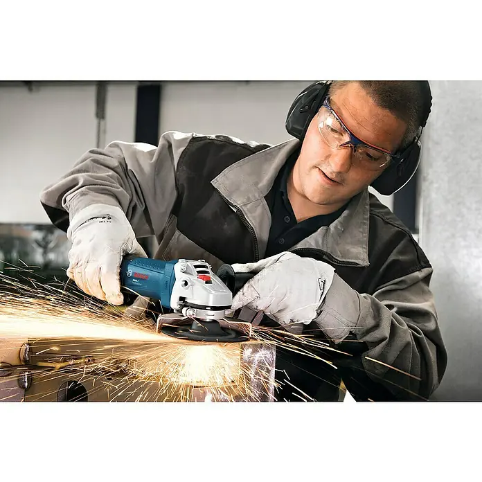 Bosch Professional Elektro-Winkelschleifer GWS 7-125 - 720 W, Durchmesser Scheibe: 125 mm, Leerlaufdrehzahl: 11.000 U/min - Ein Arbeiter benutzt einen Bosch Winkelschleifer mit Funkenflug. Der Bosch Winkelschleifer ist ideal zum Schleifen von Metall geeignet.