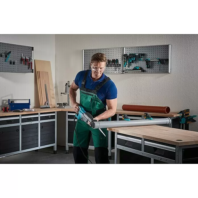 Wolfcraft Säbelsägeblatt - Länge: 300 mm, 2 Stk. - Mann schneidet ein Rohr mit einer Säbelsäge in einer Werkstatt mit organisierten Werkzeugen und einer Werkbank.