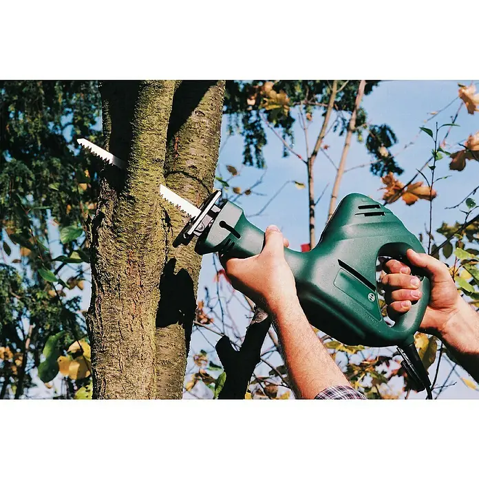 Wolfcraft Säbelsägeblatt - Länge: 240 mm - Eine grüne Bosch-Elektrosäge schneidet einen Baumstamm im Garten. Die Säge wird von zwei Händen gehalten und ist im Einsatz.
