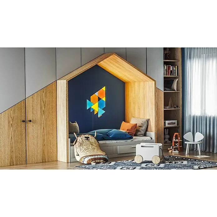 Nanoleaf Starterkit Shapes Triangles 15 Panels - 15 Stk., Weiß, RGBW, Triangles, Smart Home-fähig: Ja - Ein gemütliches Kinderzimmer mit einem hausförmigen Bettnische aus Holz und grauen Paneelen, bunten geometrischen Wandleuchten, Spielzeug und Stauraum.