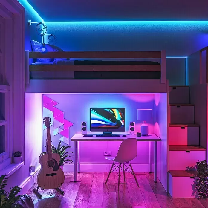 Nanoleaf Starterkit Shapes Triangles 15 Panels - 15 Stk., Weiß, RGBW, Triangles, Smart Home-fähig: Ja - Ein lebhaftes Schlafzimmer mit einem Hochbett über einem Schreibtisch, beleuchtet von violetten und blauen intelligenten LED-Lichtern, mit Computer und Akustikgitarre.