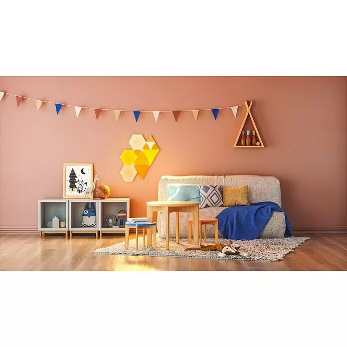 Nanoleaf Starterkit Shapes Triangles 15 Panels - 15 Stk., Weiß, RGBW, Triangles, Smart Home-fähig: Ja - Kleiner Holztisch und zwei bunte Hocker in einem Kinderspielzimmer.