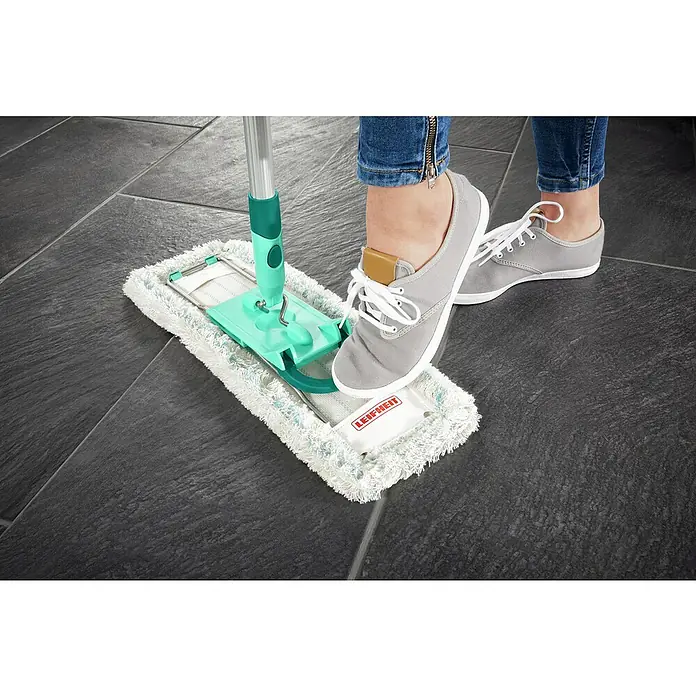 Leifheit Ersatz-Bezug Profi XL Cotton Plus - Blau/Weiß, Passend für: Leifheit Bodenwischer Profi XL - Nahaufnahme eines Leifheit-Bodenwischers in Aktion, mit einer Person, die mit einem Fuß daraufsteht, um ihn zu stabilisieren.