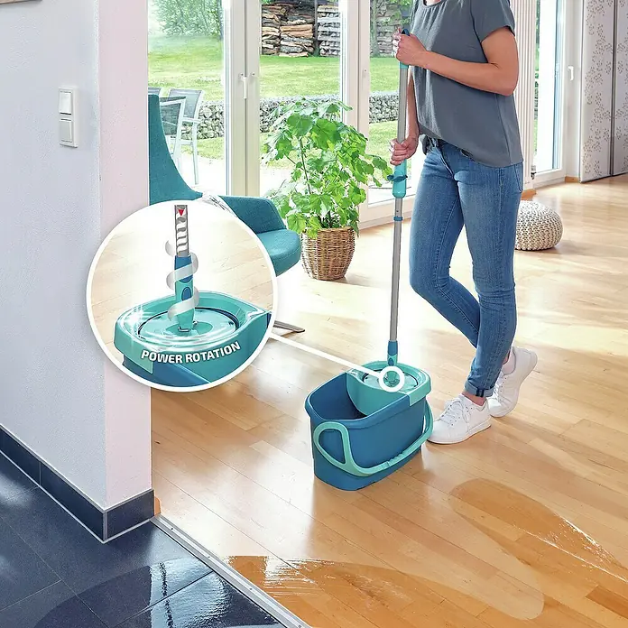 Leifheit Wischmop-Set CLEAN TWIST Disc Mop Ergo - 1 x Teleskopstiel, 1 x Eimer (6 l) mit Schleudersieb (LxBxH: 46 cm x 26 cm x 22,5 cm), 1 x Wischmopp Micro Duo - Frau wischt Holzboden mit blauem Leifheit-Wischmop mit Power-Rotation und Eimer. Das Set für die einfache Bodenreinigung im Haus.