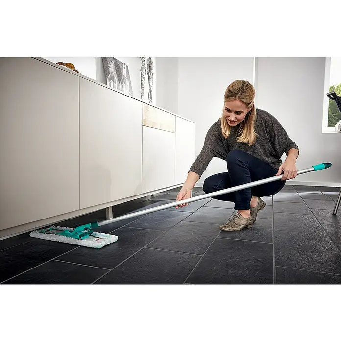 Leifheit Bodenwischer Profi XL micro duo mit Aluminiumstiel - 42 cm, 75 % Polyester, 25 % Polyamid - Eine Frau wischt den Boden mit einem Leifheit Bodenwischer. Der Wischer hat einen weißen Bezug und einen hellgrünen Griff.